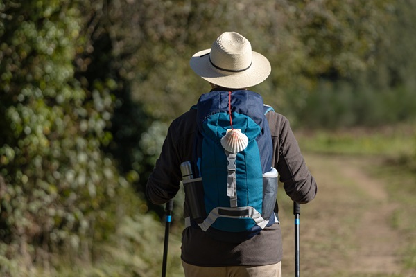 Man wandelt met minimale bepakking de Camino de Santiago