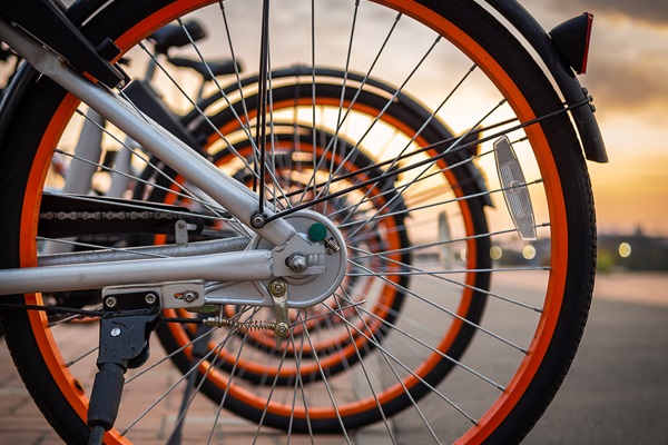 Huurfietsen staan gestald bij fietsverhuurbedrijf in Hart van Limburg