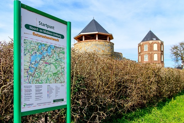 Informatiebord met fietsknooppunten bij Kasteel Montfort