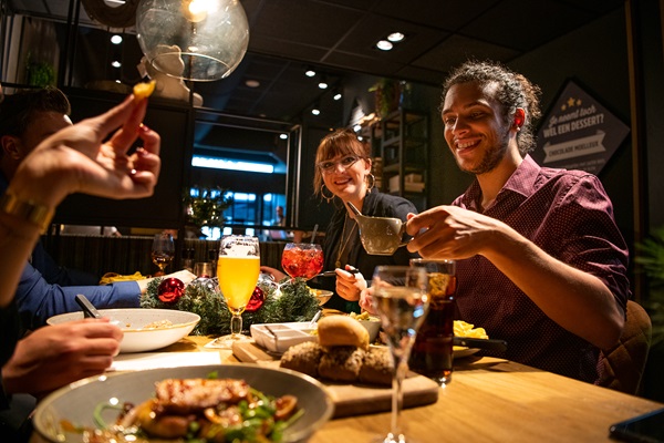 Eine Gruppe von Freunden isst über die Feiertage in Roermond eine Kleinigkeit