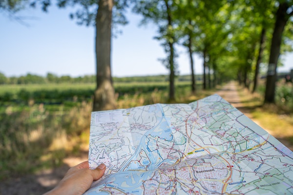 Kijkend op de wandelkaart